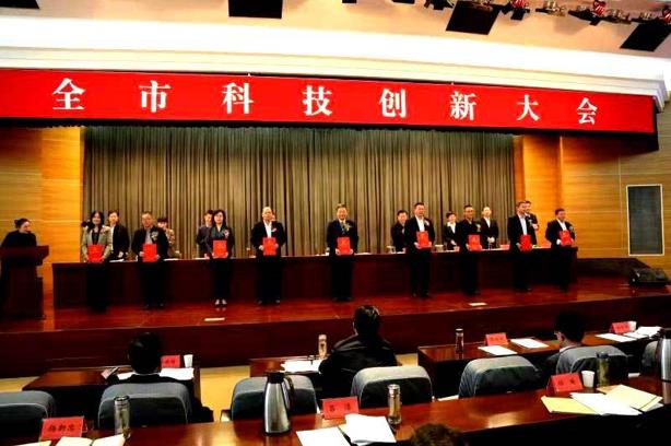 连云港召开科技创新大会 orange平台药业荣获“科技创新领军单位及领军人物”两项大奖
